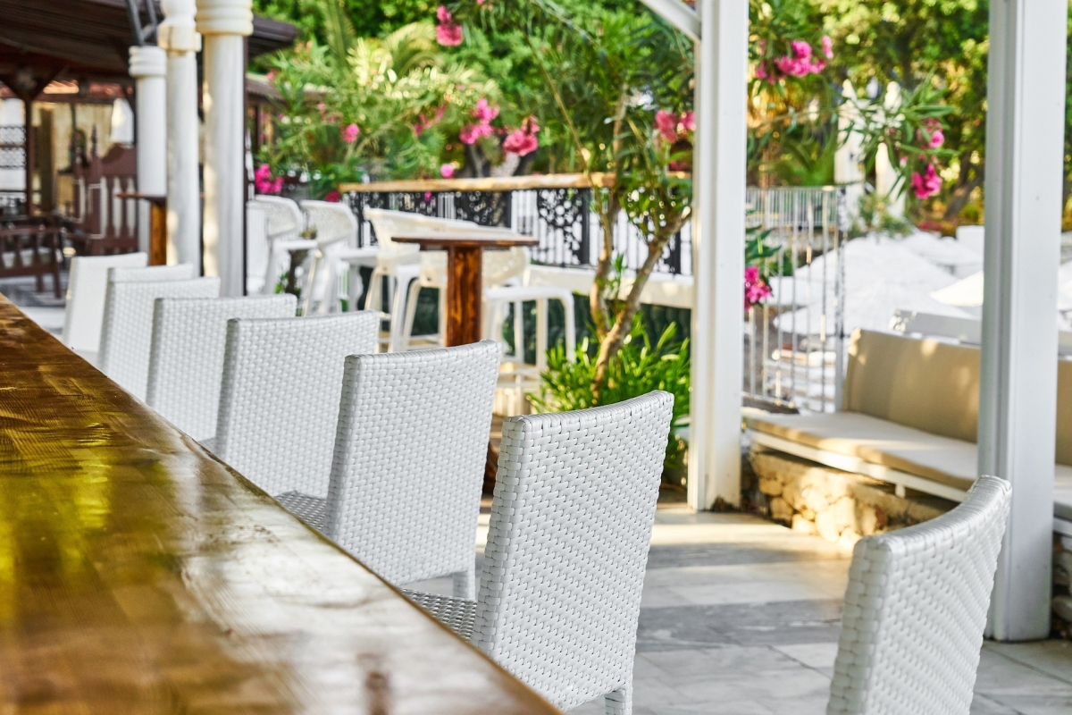 An elegant bar in your own living room