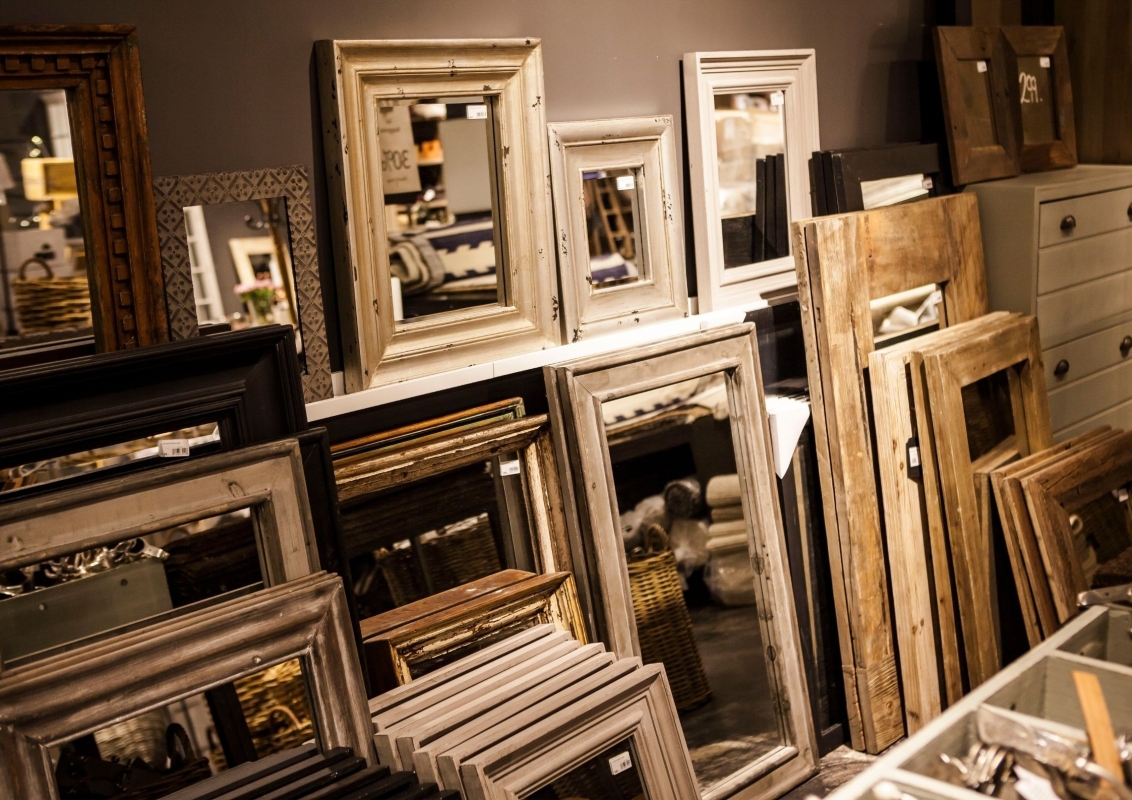 Choose stylish mirrors for your hallway