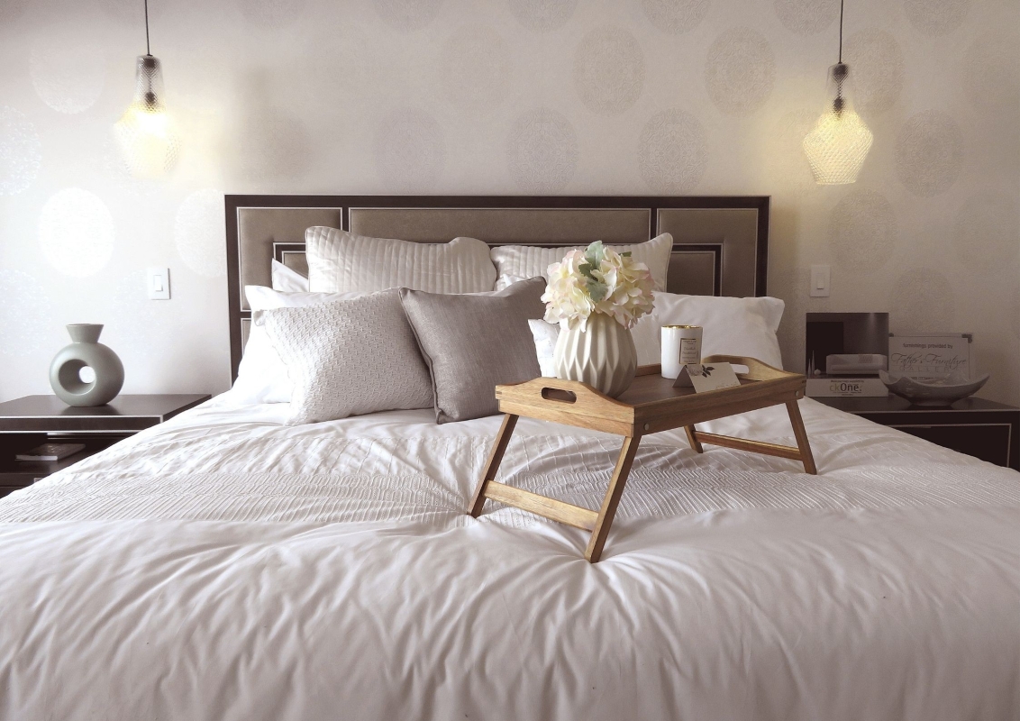 How to decorate a small bedroom in a flat?