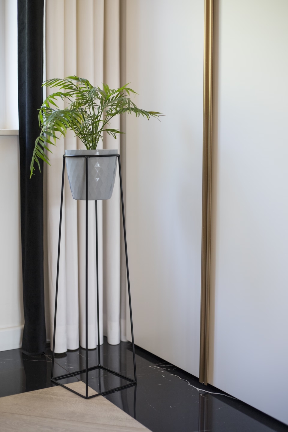 Single plant stand. Flowerbed - LOFTY