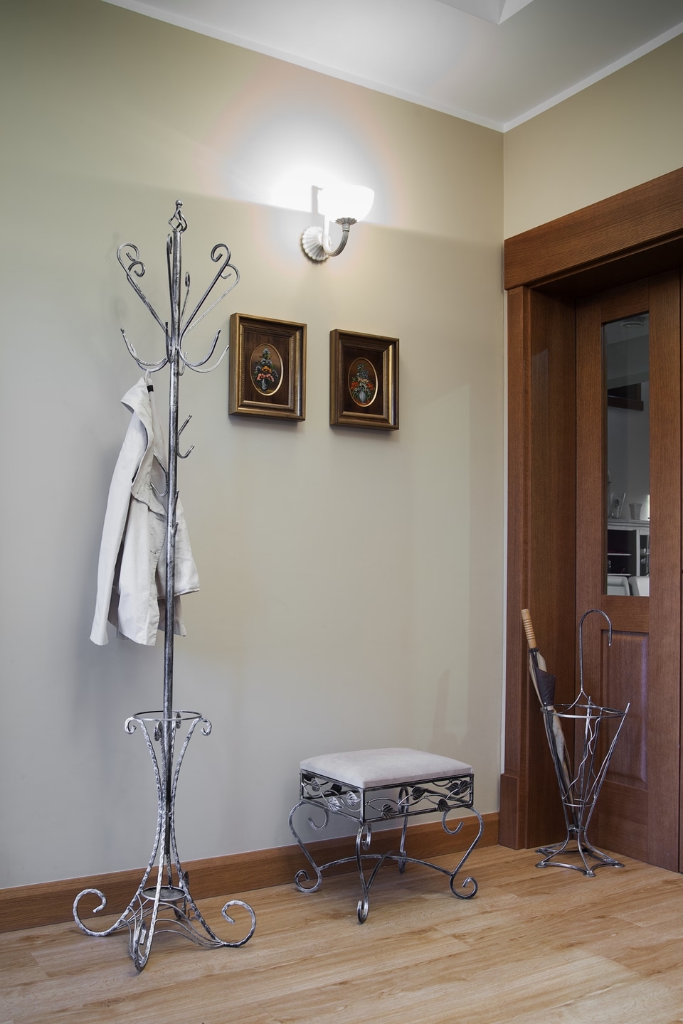 Standing clothes rack