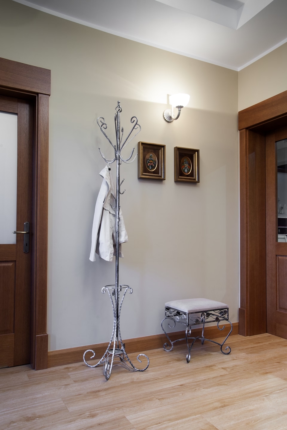 Standing clothes rack