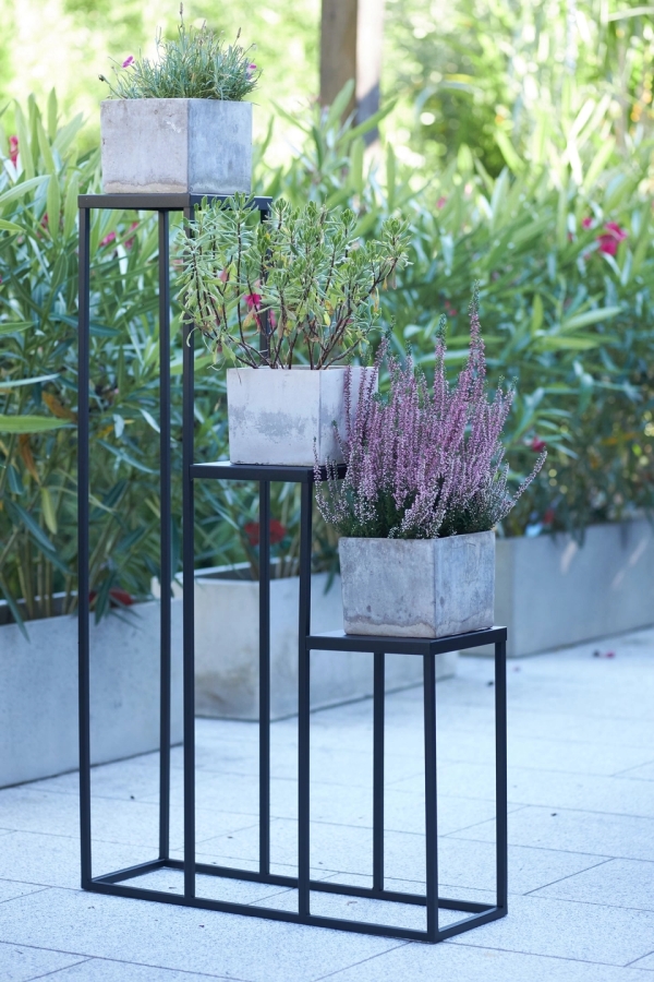Simple step plant stand